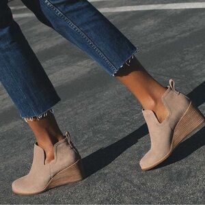 TOMS Kallie suede round toe wedge heel ankle bootie in taupe - 11 nwob